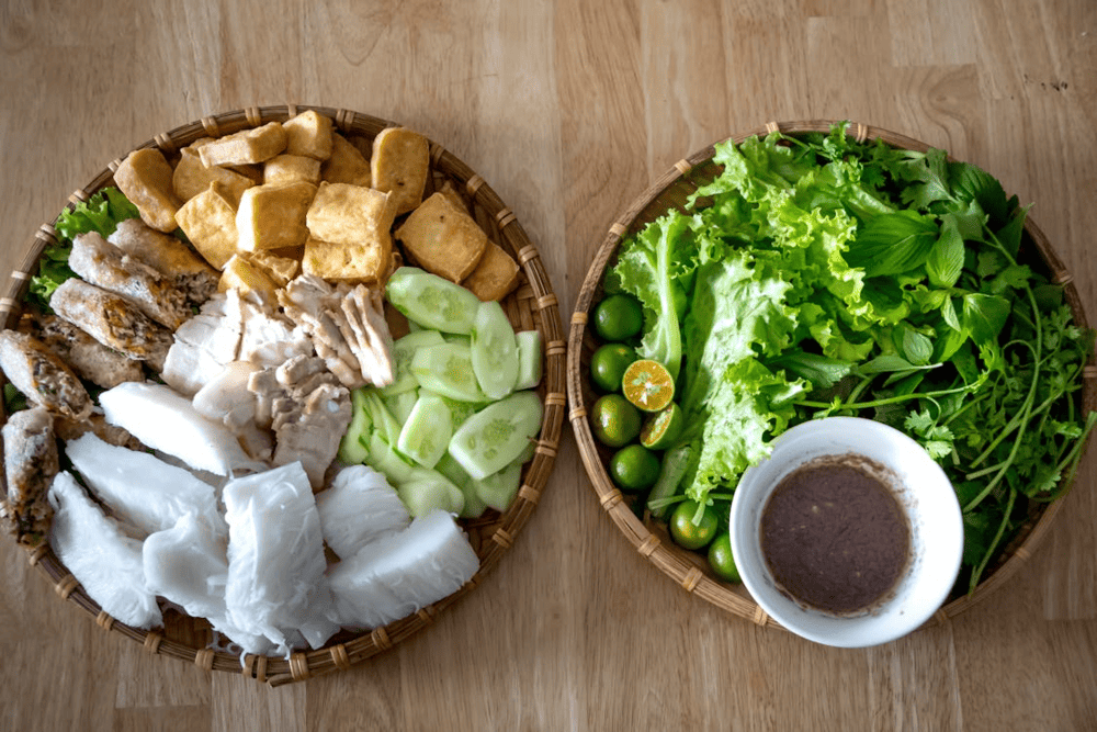 An enticing platter of bun dau with all the ingredients, full of Hanoi's culinary character (Source: Pexels)